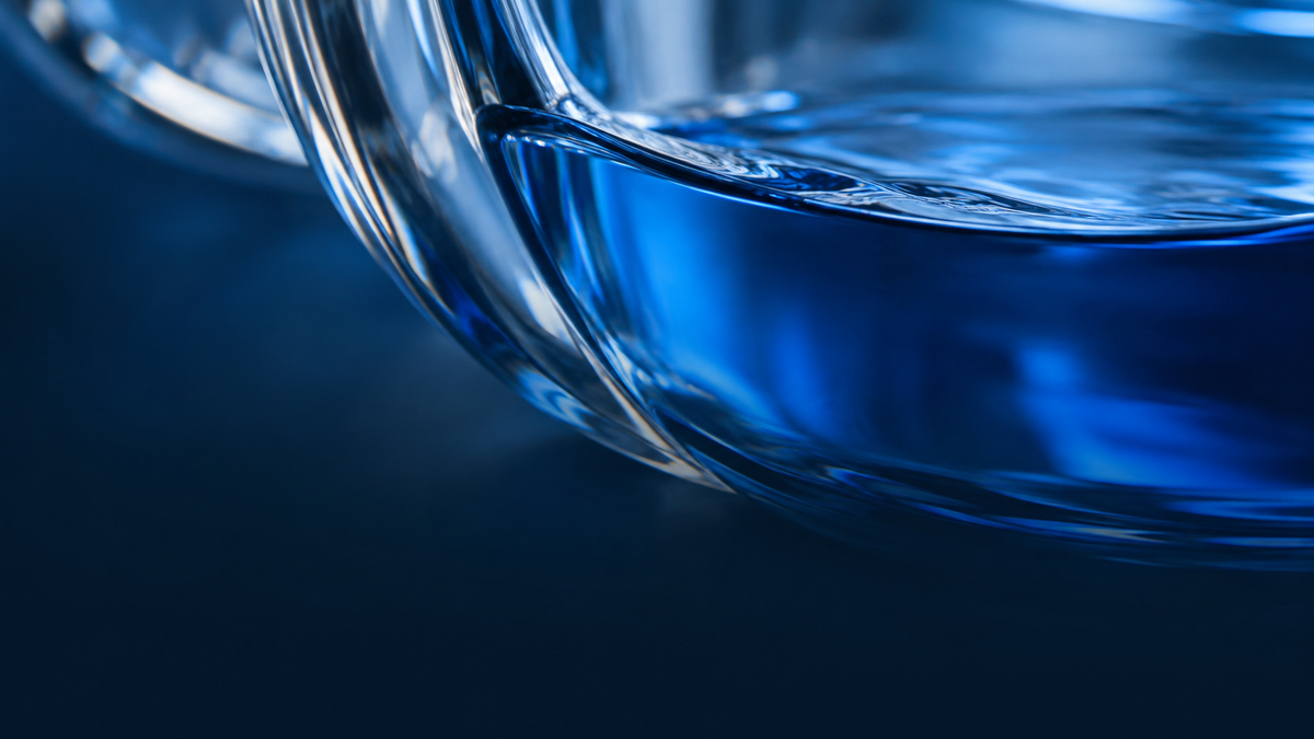 Optical laboratory glass with blue liquid